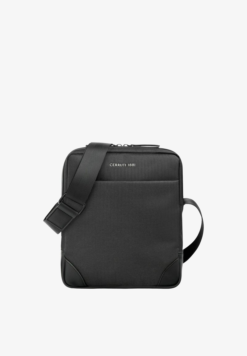 Bolso rectangular negro para el hombro con correa ajustable, bolsillo frontal sin cierre y logo "Cerruti 1881" en el panel delantero.