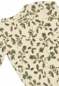 Chemise à manches longues en crème avec un motif de feuilles de chêne vertes et de glands. Tissu doux avec un col rond et des détails de couture minimaux.