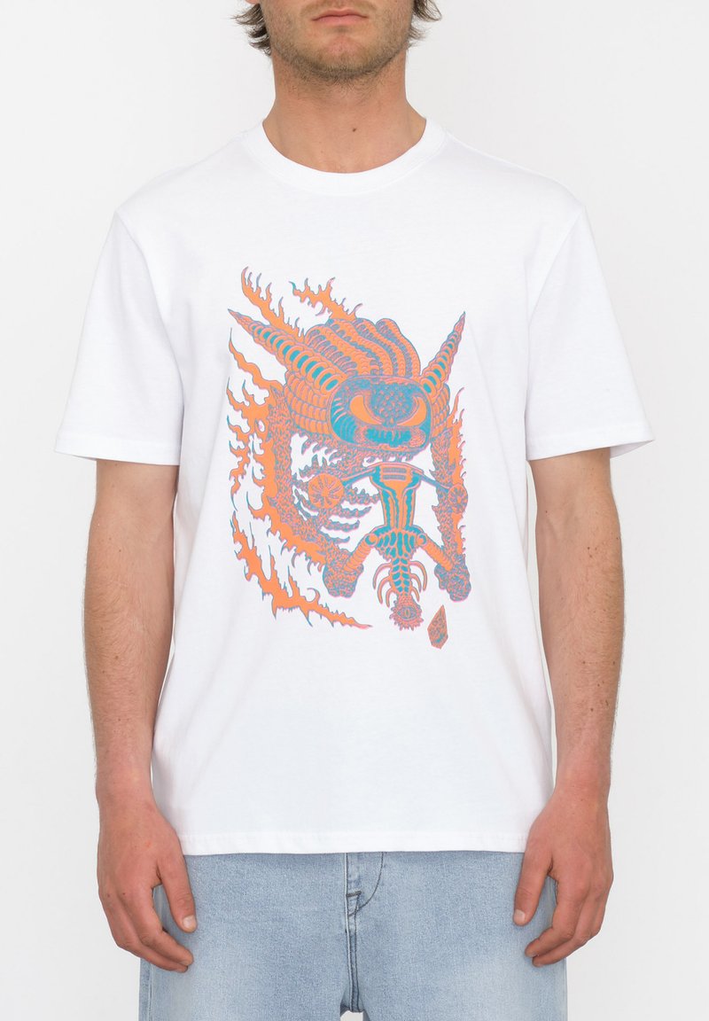 Weißes Baumwoll-T-Shirt mit einem bunten Grafikdesign, das Flammen und ein mythisches Wesen in orange und türkisfarbigen Tönen zeigt.