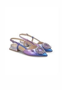 Puntige slingback schoenen met een verloop van blauwe en paarse satijn. Voorzien van een versiering met edelstenen en een zilveren blokhak.
