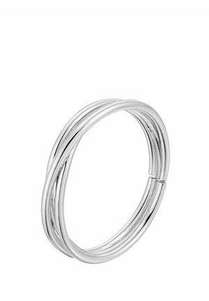 Srebrny pierścionek z trzema obrączkami o gładkim, polerowanym wykończeniu, ze splecionymi obręczami tworzącymi bezszwowy, okrągły wzór.