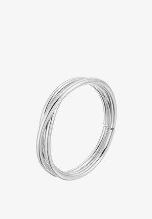 Anello triplo in argento con finitura liscia e lucida, bande intrecciate che formano un design circolare continuo.