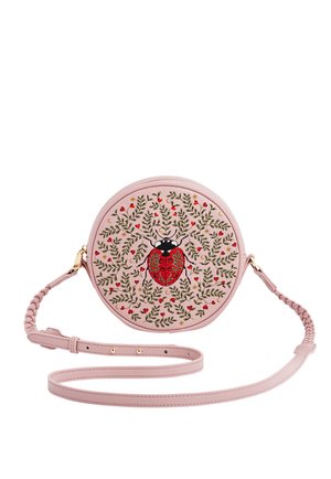 Ronde roze crossbodytas met gevlochten band, versierd met een geborduurde rode lieveheersbeestje omgeven door groene bladeren en kleine rode hartjes.