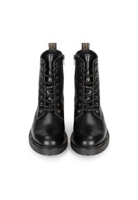 Botines negros de cuero con cordones en la parte frontal, cremallera lateral y un cuello texturizado con rayas verticales. Suela de goma gruesa con detalle de costura.