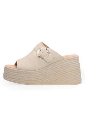 Beige Keilsandalette mit offenem Zehenbereich, Sohle aus geflochtenem Seil und dekorativer klarer runder Schnalle am seitlichen Riemen.