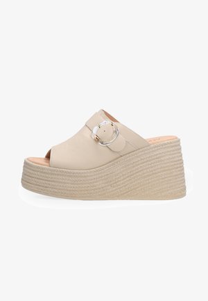 Beige open-toe sleehak sandaal met gevlochten touwzool en decoratieve transparante ronde gesp aan de zijriem.