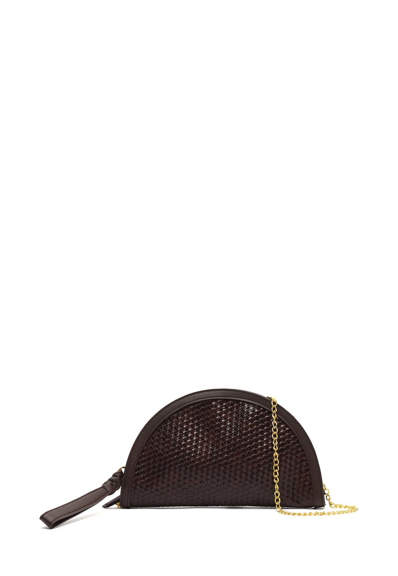 Bolso de cuero trenzado marrón con forma de media luna, que cuenta con una correa de cadena dorada y un acento de nudo en un lado. Detalle de superficie texturizada.