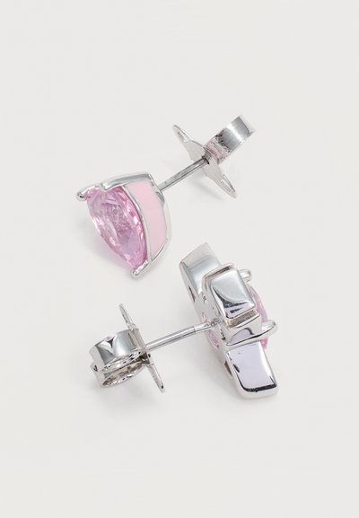 O pereche de cercei cu șurub din argint, cu pietre prețioase roz tăiate în formă de marquise și accente de email, pe un fundal alb.