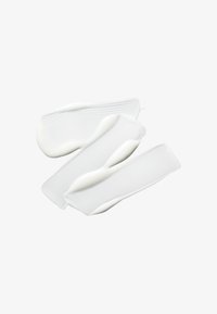 Trois textures blanches ressemblant à de la crème, de différentes épaisseurs et formes, présentant des surfaces lisses et de légères crêtes pour plus de détail.