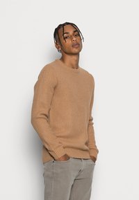 Jack & Jones JCODALTON CREW NECK - Camisola - tannin/solid