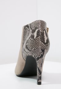 KIOMI Botines bajos - grey