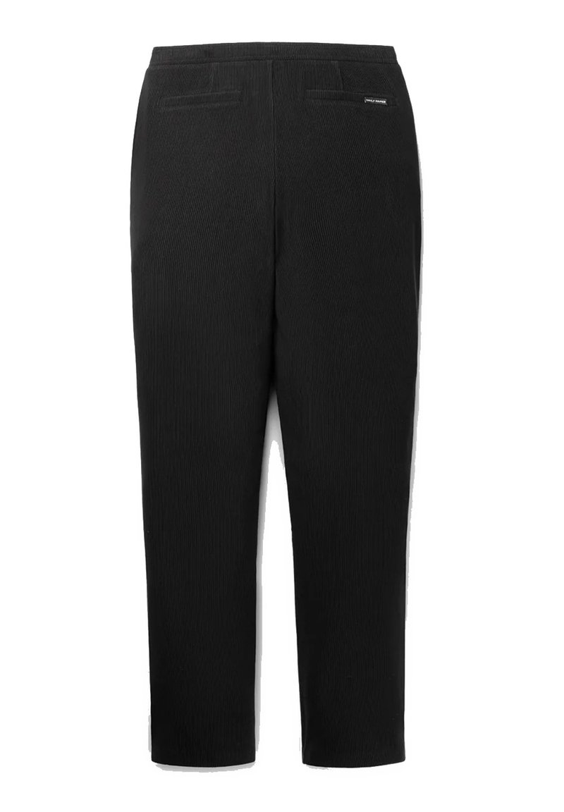 Zwarte, ribbelachtige broek met een middelhoog tailleband, voorzien van twee achterzakken en een cropped pootontwerp. Glad textuur, minimale details.