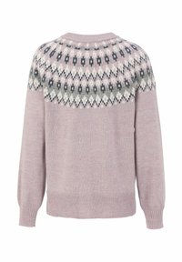 Ljusrosa tröja med långa ärmar och en mönstrad ok i nyanser av grått, vitt och svart som är stickad i geometriska former.