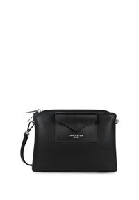 Borsa a mano in pelle nera con finitura testurizzata, chiusura con zip e tasca frontale. Presenta dettagli in metallo color argento e una tracolla removibile.