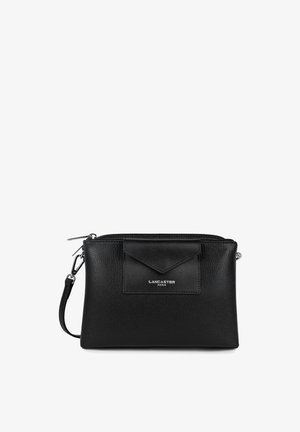 Sac à main en cuir noir avec une finition texturée, fermeture éclair et une poche avant. Doté de quincaillerie en métal argenté et d'une bandoulière amovible.