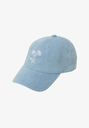 Világoskék farmer baseballsapka ívelt karimával és fehér virágos hímzéssel, varrott szellőzőlyukakkal és gombbal a tetején.