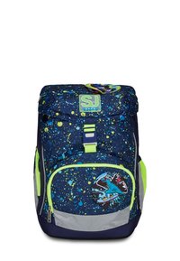Zaino in tessuto blu navy con pattern a macchie blu e verdi. Presenta una tasca anteriore e dettagli riflettenti grigi. Spallacci regolabili.