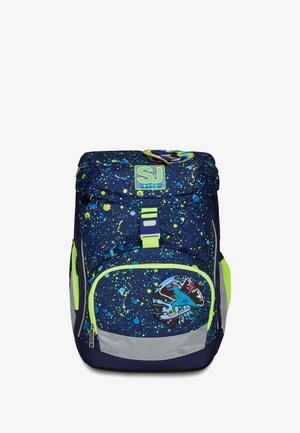 Zaino in tessuto blu navy con pattern a macchie blu e verdi. Presenta una tasca anteriore e dettagli riflettenti grigi. Spallacci regolabili.