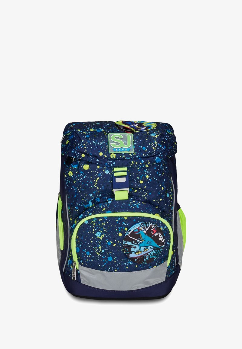 Zaino in tessuto blu navy con pattern a macchie blu e verdi. Presenta una tasca anteriore e dettagli riflettenti grigi. Spallacci regolabili.