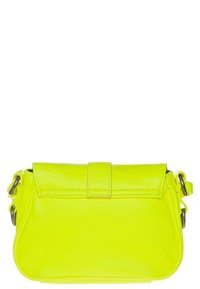 Borsa a tracolla in pelle neon gialla con design piatto, chiusura a patta e accessori in metallo argentato. Texture liscia con bordi arrotondati.