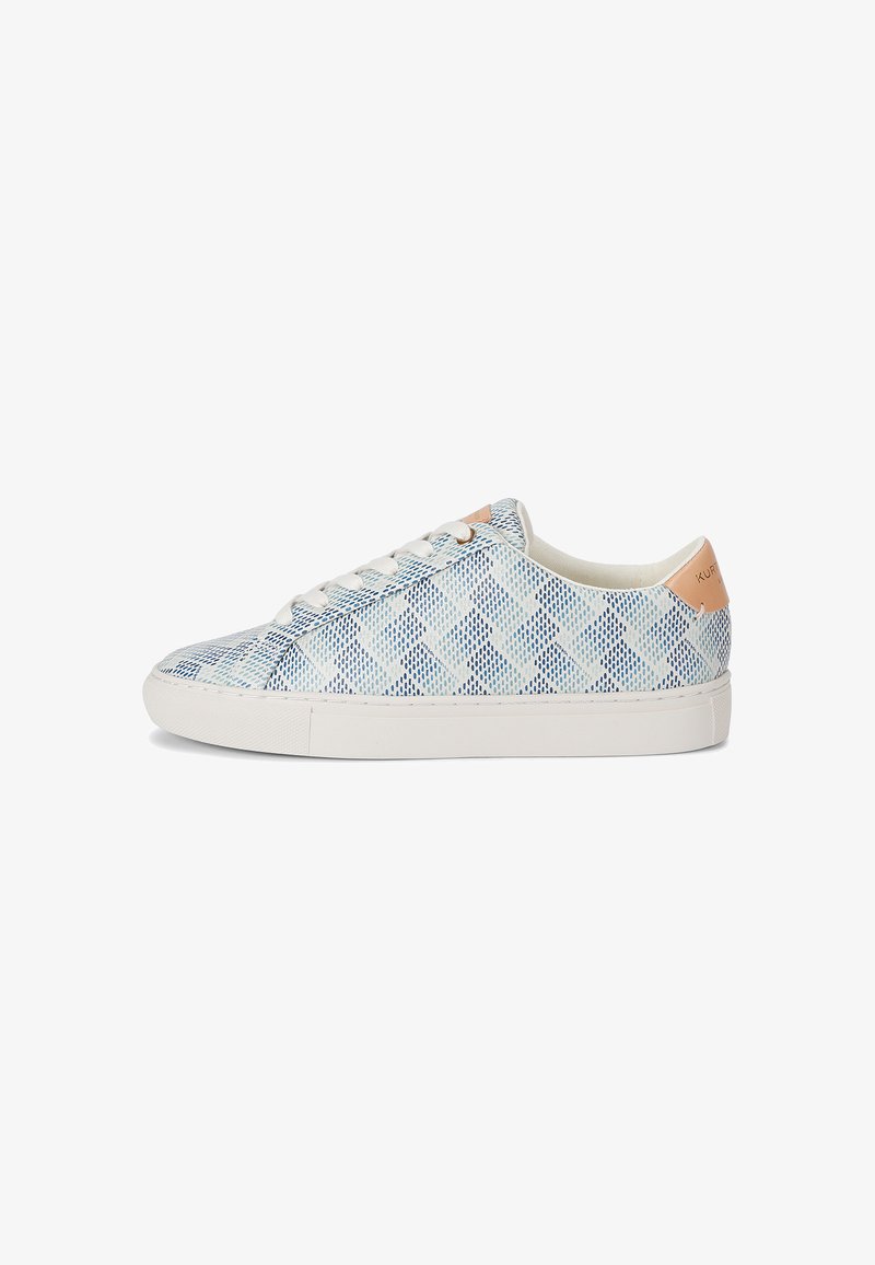 Sneakers met een gemêleerde blauw-witte mesh bovenkant, een witte rubberen zool en een lichtbruine accent op de hiel, voorzien van ronde veters.