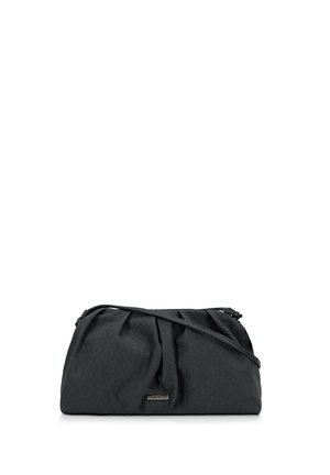 Sac en tissu noir avec un motif texturé en matelassage et un design froncé. Doté d'une bandoulière détachable et d'un petit accent logo métallique.