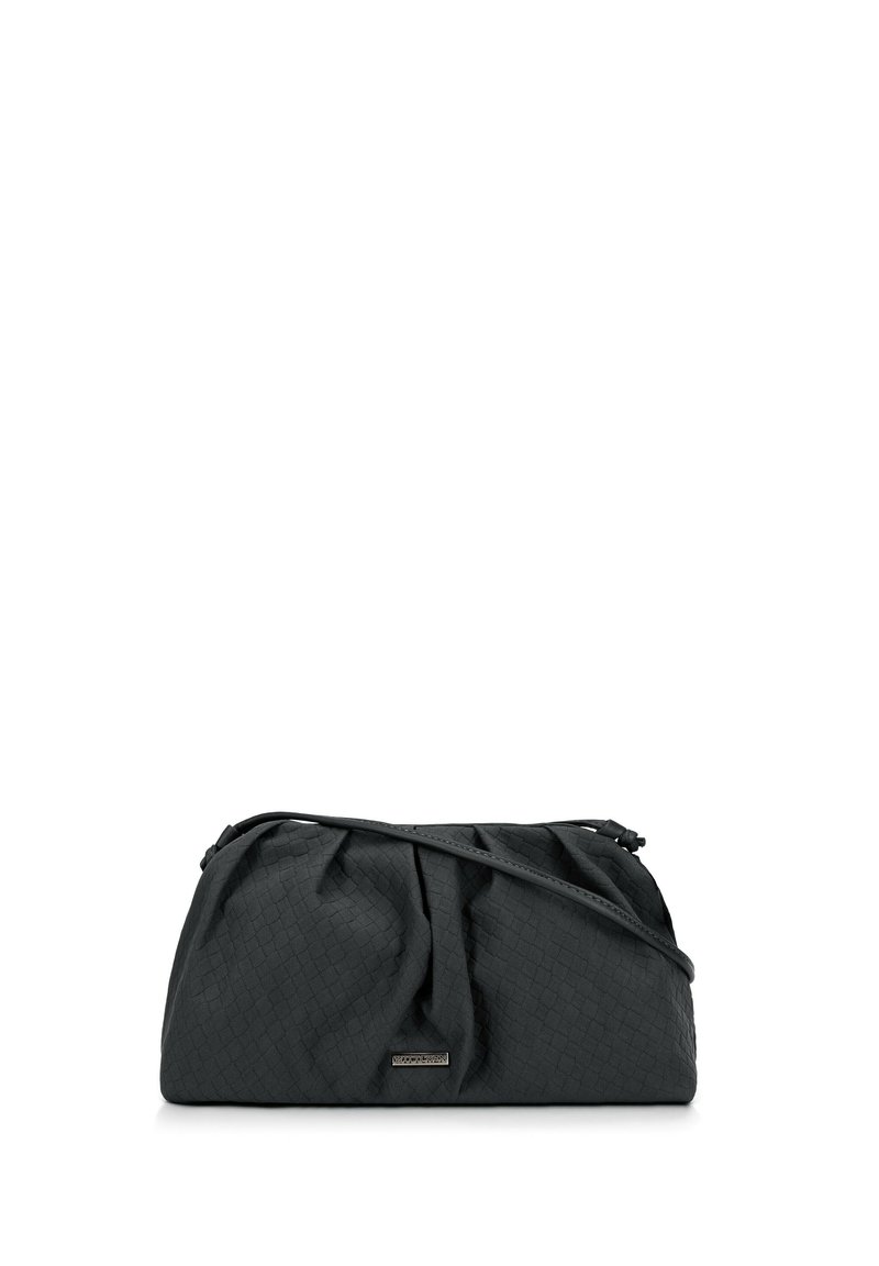 Bolsa de tela negra con un patrón texturizado y acolchado, y un diseño fruncido. Cuenta con una correa desmontable y un pequeño acento metálico con el logo.