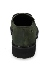 Mocassino in suede verde scuro con suola nera spessa, visto da dietro, con un piccolo logo metallico sul lato.