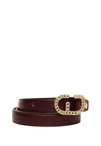 Cintura in pelle color bordeaux con fibbia a catena dorata, texture liscia e fori per la regolazione della misura, design arrotolato.
