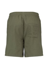 Shorts casual da uomo verde oliva con fascia elastica in vita e una tasca posteriore, mostrati da dietro su uno sfondo bianco.