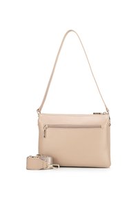 Borsa a tracolla in pelle beige con una lunga e sottile tracolla, tasca frontale con zip, texture liscia e dettagli in hardware tono oro.