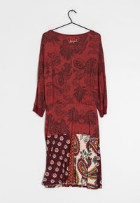 Vestido rojo con patrones florales y de paisley, mangas tres cuartos y un dobladillo con múltiples impresiones en contraste. Textura de tela suave.