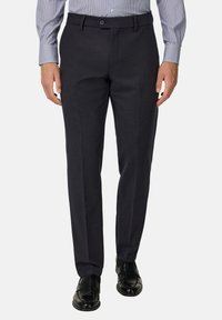 Temno modri hlače z običajnim krojem, narejene iz teksturirane tkanine. Imajo gumb za zapiranje in dva sprednja žepa.