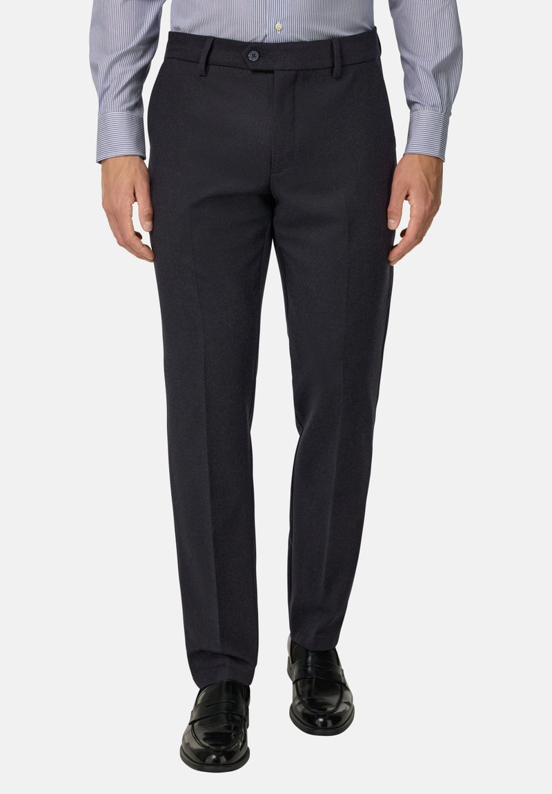 Temno modri hlače z običajnim krojem, narejene iz teksturirane tkanine. Imajo gumb za zapiranje in dva sprednja žepa.