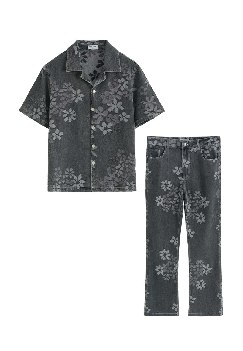 Ensemble en denim composé d'une chemise et d'un pantalon gris foncé, avec un motif floral en gris clair. Chemise à manches courtes avec des boutons ; pantalon droit.