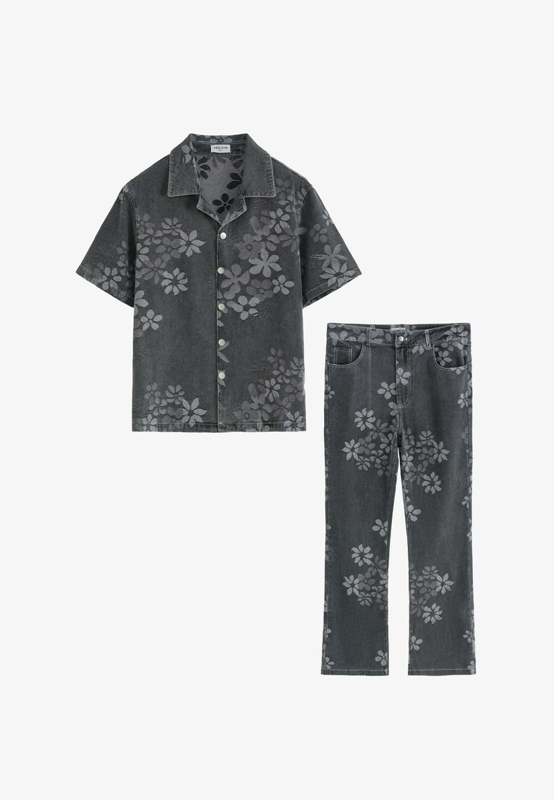 Ensemble en denim composé d'une chemise et d'un pantalon gris foncé, avec un motif floral en gris clair. Chemise à manches courtes avec des boutons ; pantalon droit.