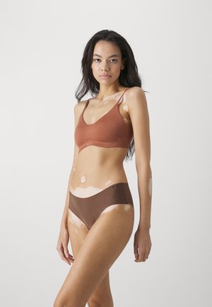 Beha in warmbruin, van zachte, rekbare stof met dunne bandjes en een ronde halslijn, gecombineerd met een bijpassende highwaisted slip.