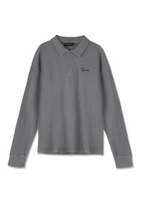 Langærmet polo shirt i stribet gråt stof. Har en krave, tre-knaps placket og subtil sort branding på brystet.