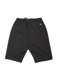Zwarte katoen shorts met een relaxed fit, voorzien van een elastische tailleband, een trekkoord en twee achterzakken. Eenvoudig ontwerp, zonder patronen of accenten.