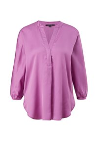 Blouse lilas à manches longues avec un col rond, une fente frontale en V et une coupe décontractée, faite d'un tissu lisse et léger.
