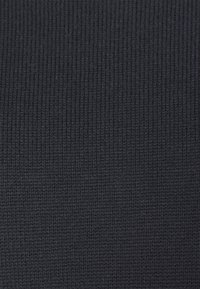 Ciemnoszara dziana tkanina o ciasnym, jednolitym wzorze prążków.