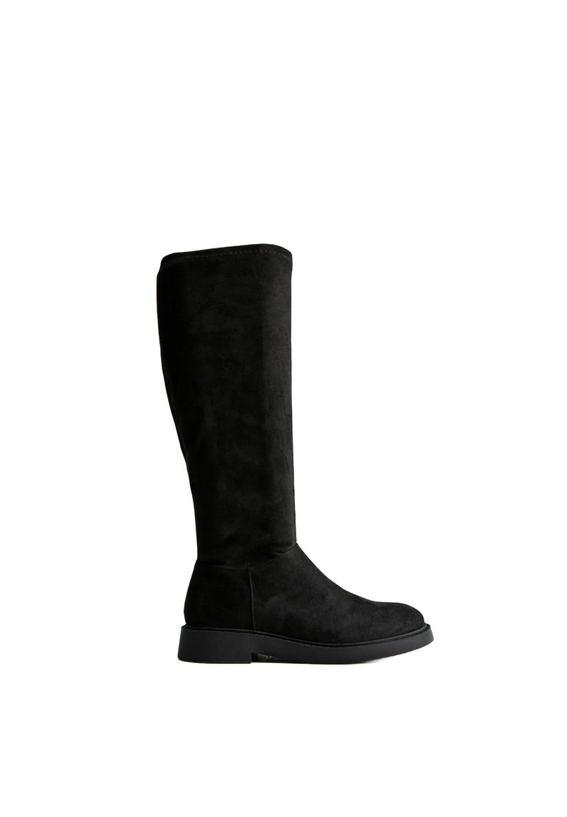 Stivale in suede nero fino al ginocchio con suola piatta e punta arrotondata, progettato per un uso casual o formale.