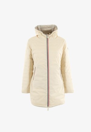 Veste matelassée crème avec fermeture éclair à l'avant, accents rayés rouge et bleu marine, capuche amovible et poches latérales. Texture lisse et isolée.