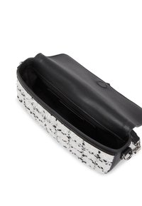 Top din piele neagră cu o bază texturată împletită albă și neagră. Prezintă un design elegant și un închidere magnetică. Buzunar interior vizibil.