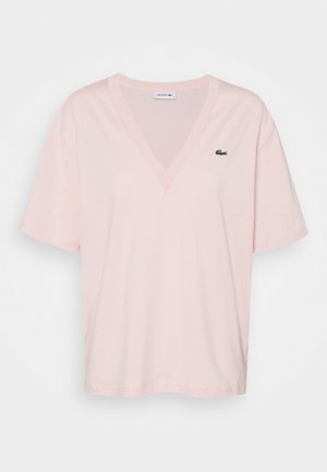 Lichtroze V-hals T-shirt met korte mouwen en een klein groen geborduurd krokodillenlogo op de linkerborst.