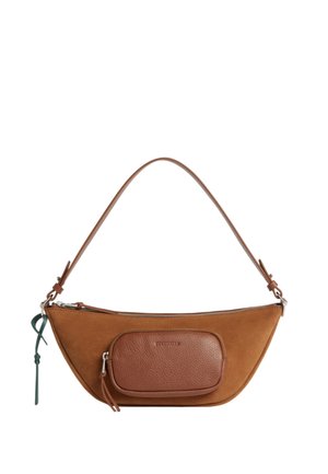 Borsa a tracolla in pelle e suede marrone con forma curva, tasca frontale con cerniera e manico a tracolla singolo su sfondo bianco.