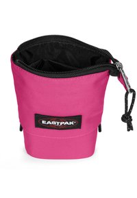 Sacchetto in tessuto rosa con una cerniera e foderato neri, dotato di un patch logo Eastpak nero, cordoncino e design cilindrico.
