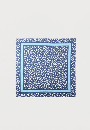 Kwadratowa jedwabna apaszka z granatowo-białymi abstrakcyjnymi plamami, jasnoniebieskimi obramowaniami oraz napisem „kate spade NEW YORK” na dolnej krawędzi.