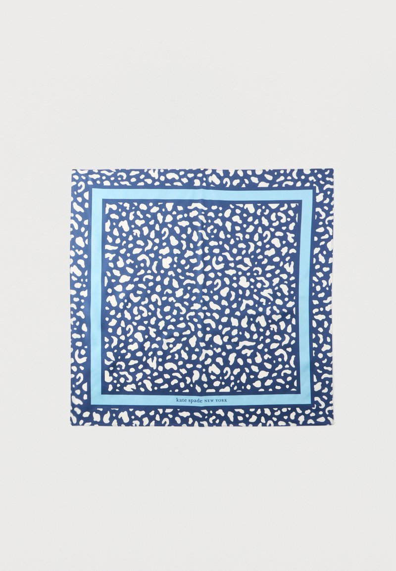 Τετράγωνο μεταξωτό μαντήλι με ναυτικό μπλε και λευκές αφηρημένες κηλίδες, ανοιχτό μπλε περιθώρια και το κείμενο "kate spade NEW YORK" στο κάτω άκρο.