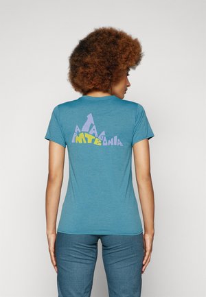 T-shirt z krótkim rękawem w kolorze teal z kolorową grafiką gór na plecach oraz napisem "Patagonia" w purpurowym i żółtym kolorze.